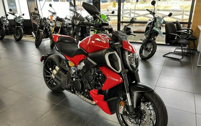 2025 Ducati Diavel V4 Ducati Red V4