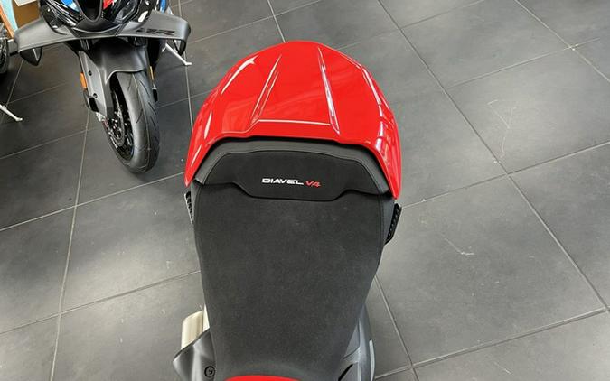2025 Ducati Diavel V4 Ducati Red V4