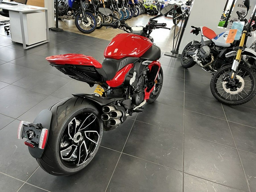 2025 Ducati Diavel V4 Ducati Red V4