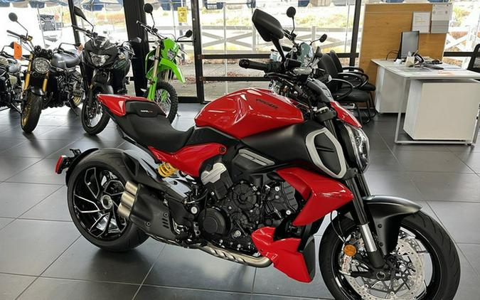 2025 Ducati Diavel V4 Ducati Red V4