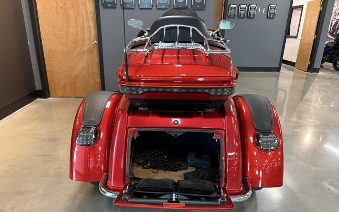 2021 Harley-Davidson® CVO™ Tri Glide® Sunset Orange & Sunset Black