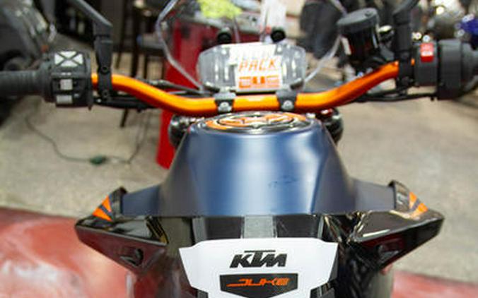 2022 KTM 890 Duke R