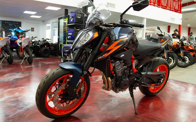 2022 KTM 890 Duke R