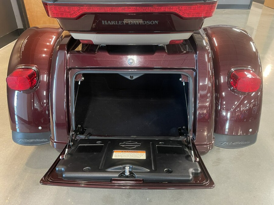 2018 Harley-Davidson® Tri Glide® Ultra Twisted Cherry/Silver Fortune