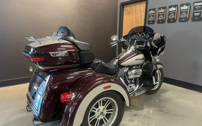 2018 Harley-Davidson® Tri Glide® Ultra Twisted Cherry/Silver Fortune