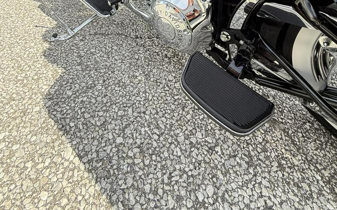 2005 Harley-Davidson® Softail® Deluxe Vivid Black