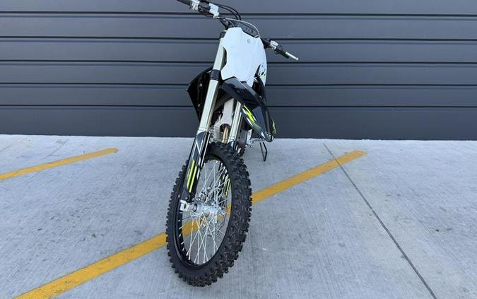 2026 Triumph TF 250-X Jet Black/Pure White