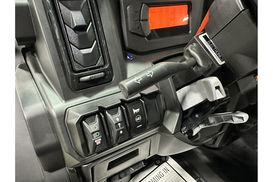 2026 Can-Am DEFENDER LIMITED CAB HD11