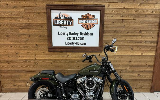2026 Harley-Davidson® Street Bob® Olive Steel Metallic Chrome Laced Wheels FXBB