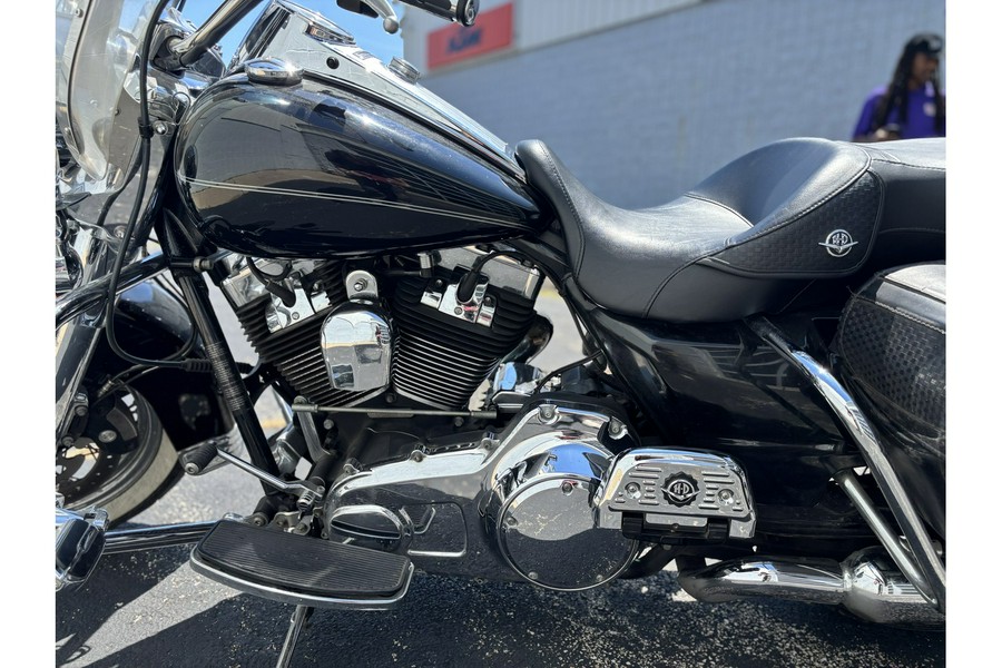 2010 Harley-Davidson® FLHRC ROAD KING CLASSIC