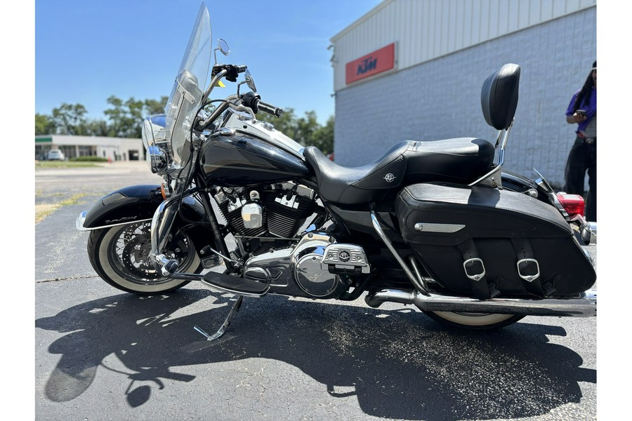2010 Harley-Davidson® FLHRC ROAD KING CLASSIC