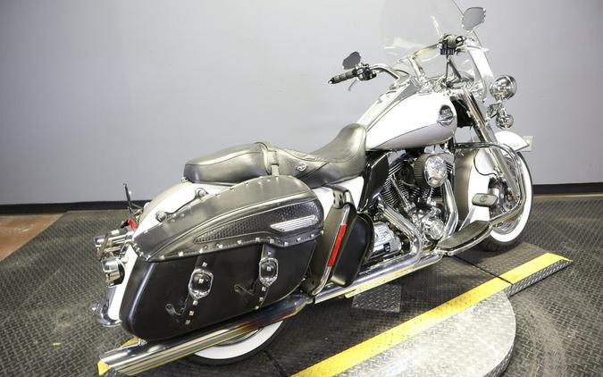 2009 Harley-Davidson Road King Classic White Gold Pearl & Pewter Pearl