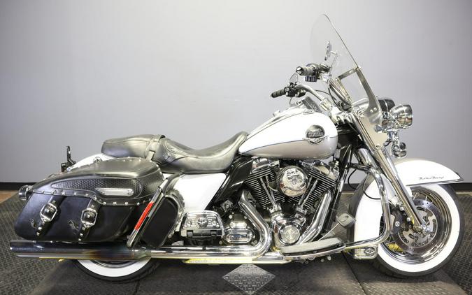 2009 Harley-Davidson Road King Classic White Gold Pearl & Pewter Pearl