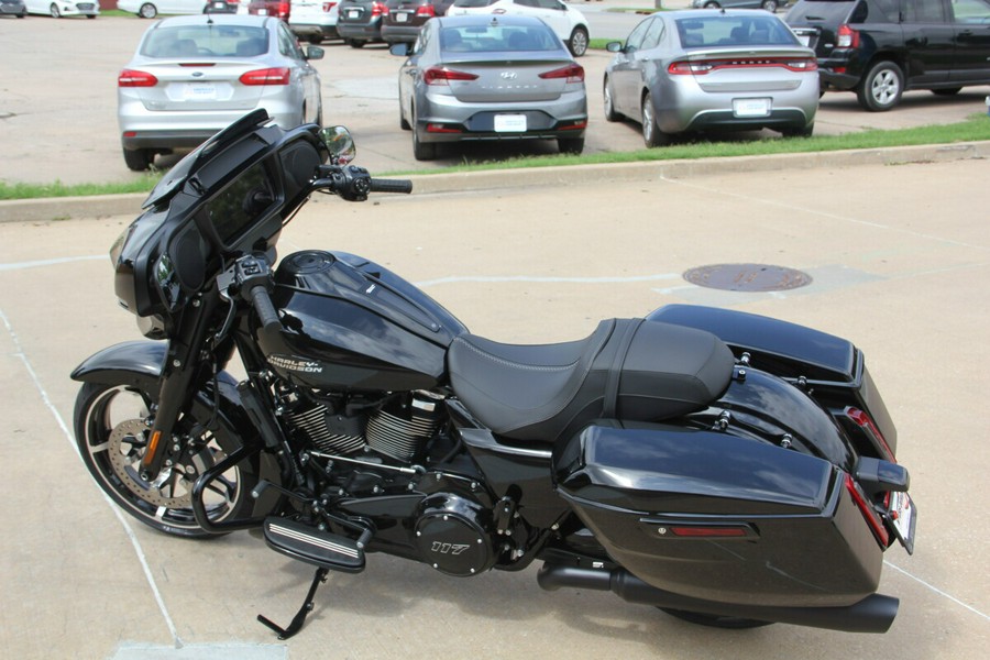 2025 Harley-Davidson Street Glide Vivid Black - Black Finish