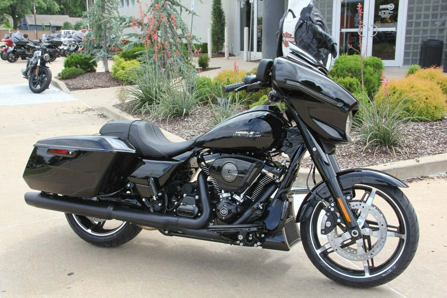 2025 Harley-Davidson Street Glide Vivid Black - Black Finish