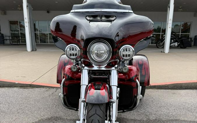 2022 Harley-Davidson® CVO™ Tri Glide® Dante’s Red Fade