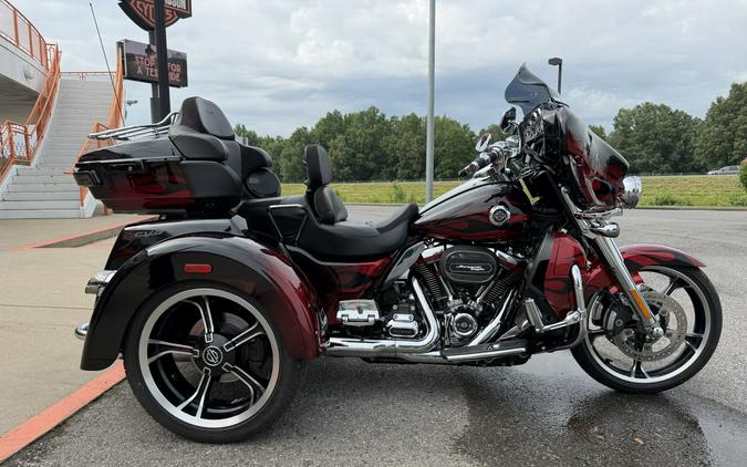 2022 Harley-Davidson® CVO™ Tri Glide® Dante’s Red Fade