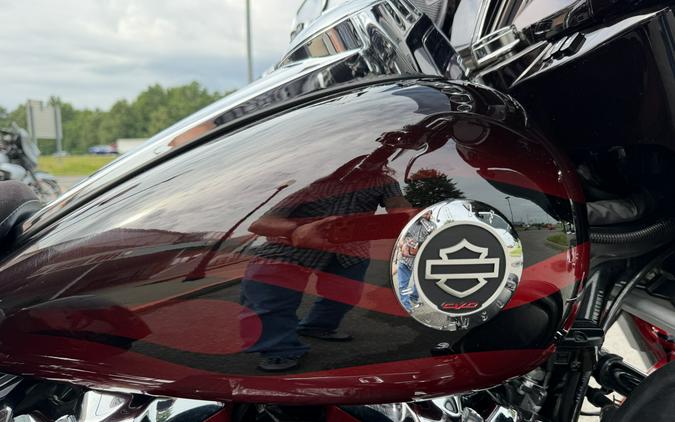 2022 Harley-Davidson® CVO™ Tri Glide® Dante’s Red Fade