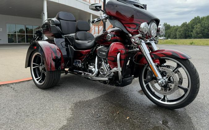 2022 Harley-Davidson® CVO™ Tri Glide® Dante’s Red Fade