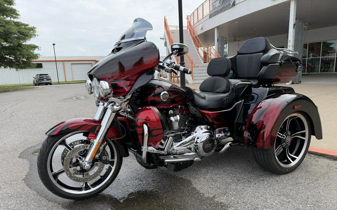 2022 Harley-Davidson® CVO™ Tri Glide® Dante’s Red Fade