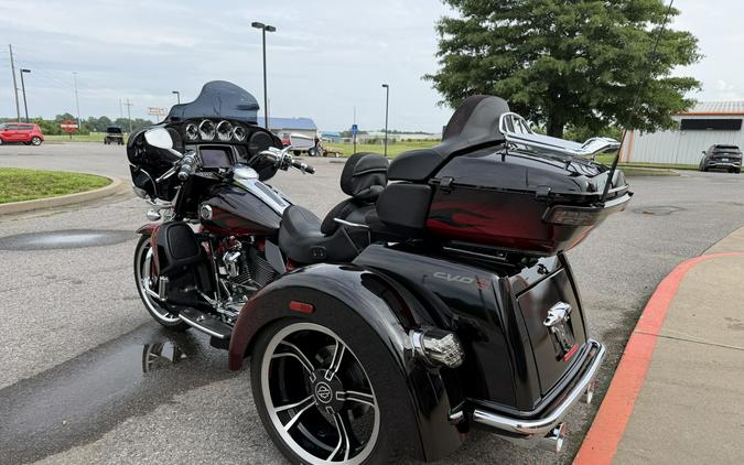 2022 Harley-Davidson® CVO™ Tri Glide® Dante’s Red Fade