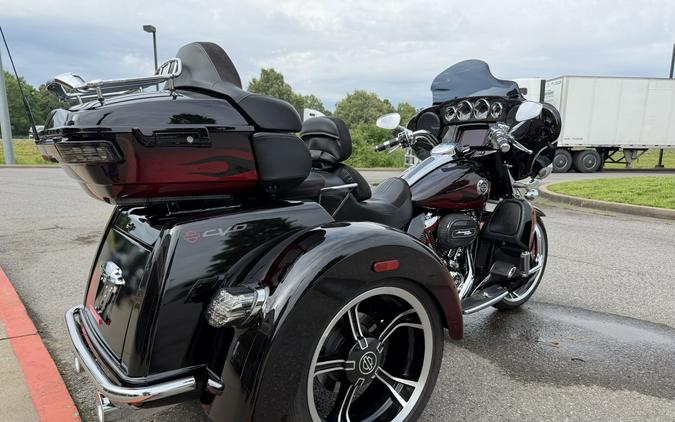 2022 Harley-Davidson® CVO™ Tri Glide® Dante’s Red Fade