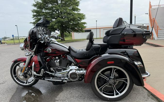 2022 Harley-Davidson® CVO™ Tri Glide® Dante’s Red Fade