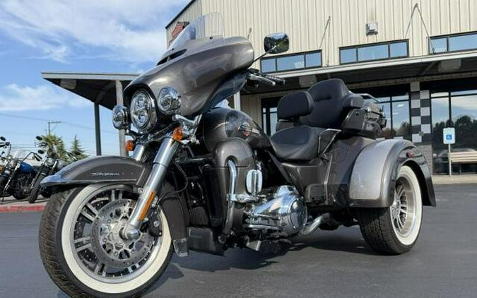 2023 Harley-Davidson Tri Glide Ultra Gray Haze/Silver Fortune