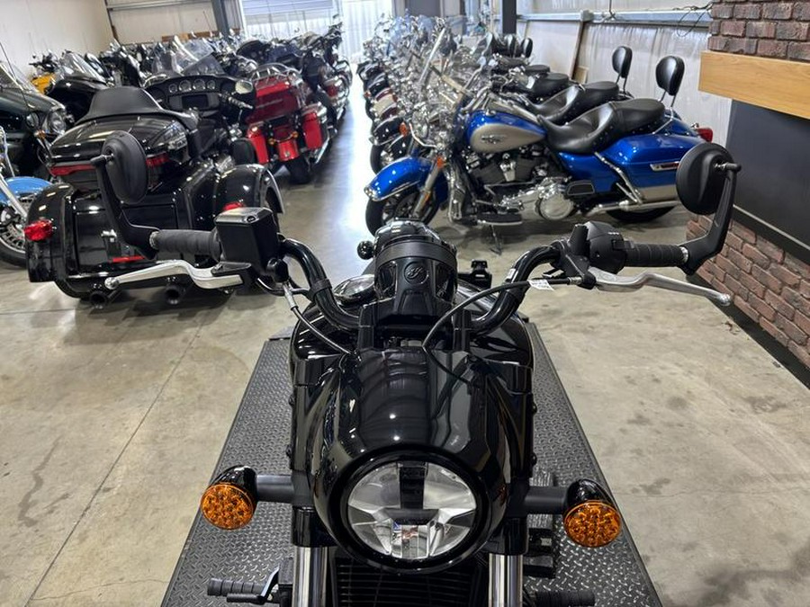2025 Indian Motorcycle® Scout® Bobber Black Metallic