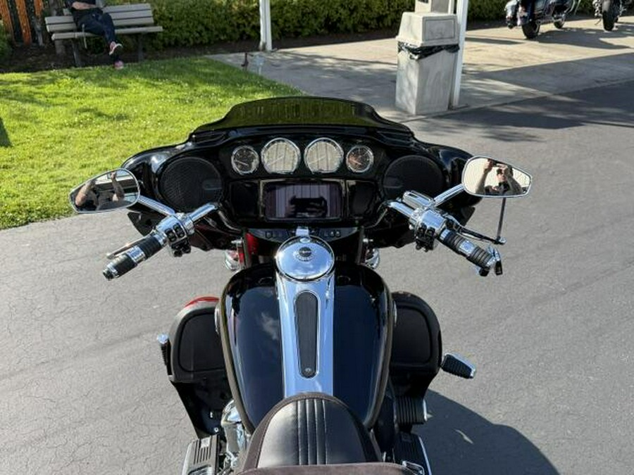 2022 Harley-Davidson CVO Tri Glide Dante’s Red Fade