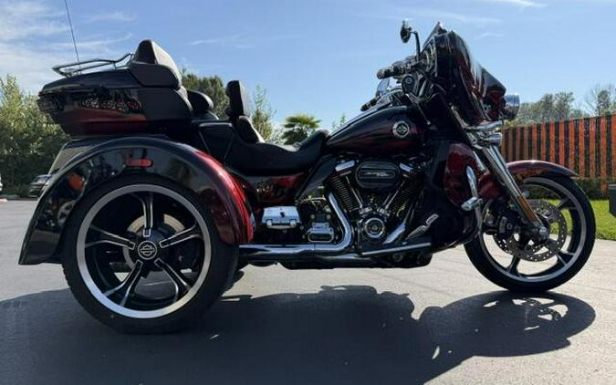 2022 Harley-Davidson CVO Tri Glide Dante’s Red Fade