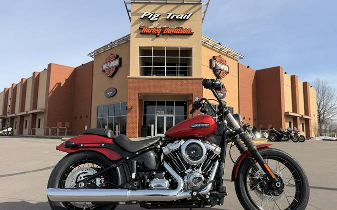 2026 Harley-Davidson® Street Bob® FXBB Brilliant Red Chrome Cast Wheels