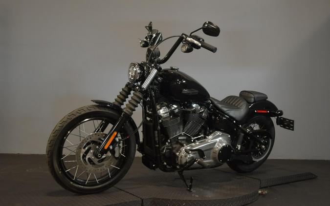 2026 Harley-Davidson Street Bob Vivid Black Chrome Laced Wheels