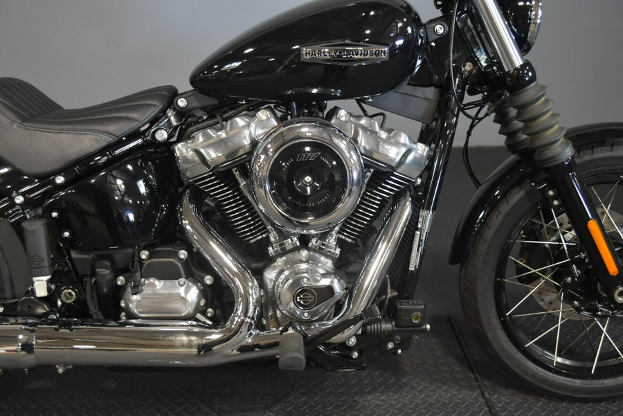 2026 Harley-Davidson Street Bob Vivid Black Chrome Laced Wheels