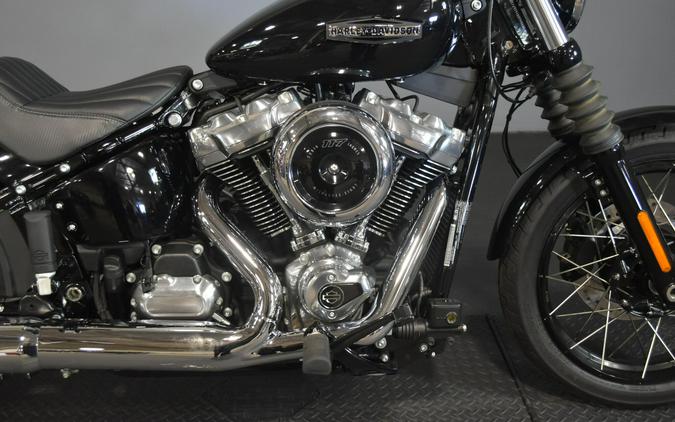 2026 Harley-Davidson Street Bob Vivid Black Chrome Laced Wheels