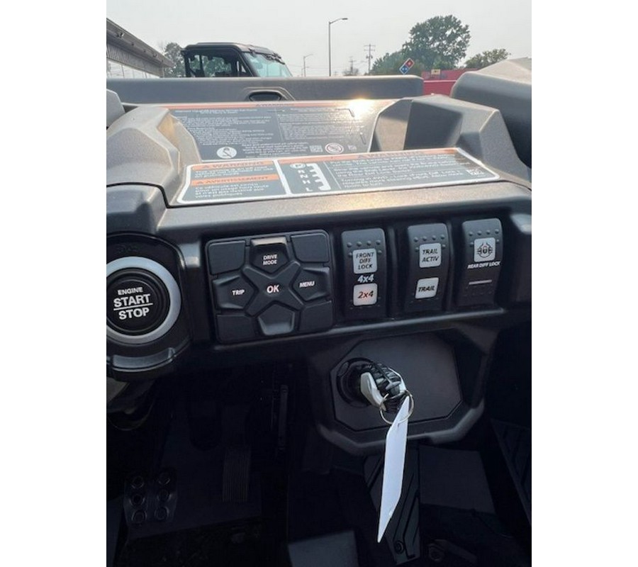 2025 Can-Am® Commander X mr 1000R FIRE RED