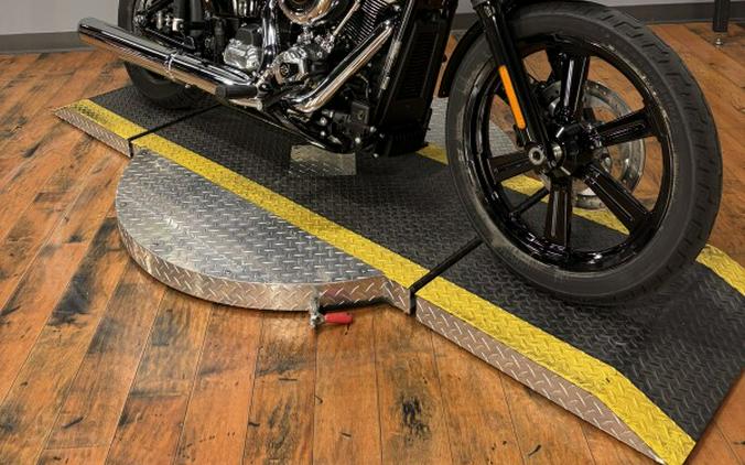 2025 Harley-Davidson® Street Bob™ VIVID BLACK