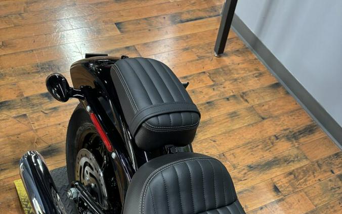 2025 Harley-Davidson® Street Bob™ VIVID BLACK