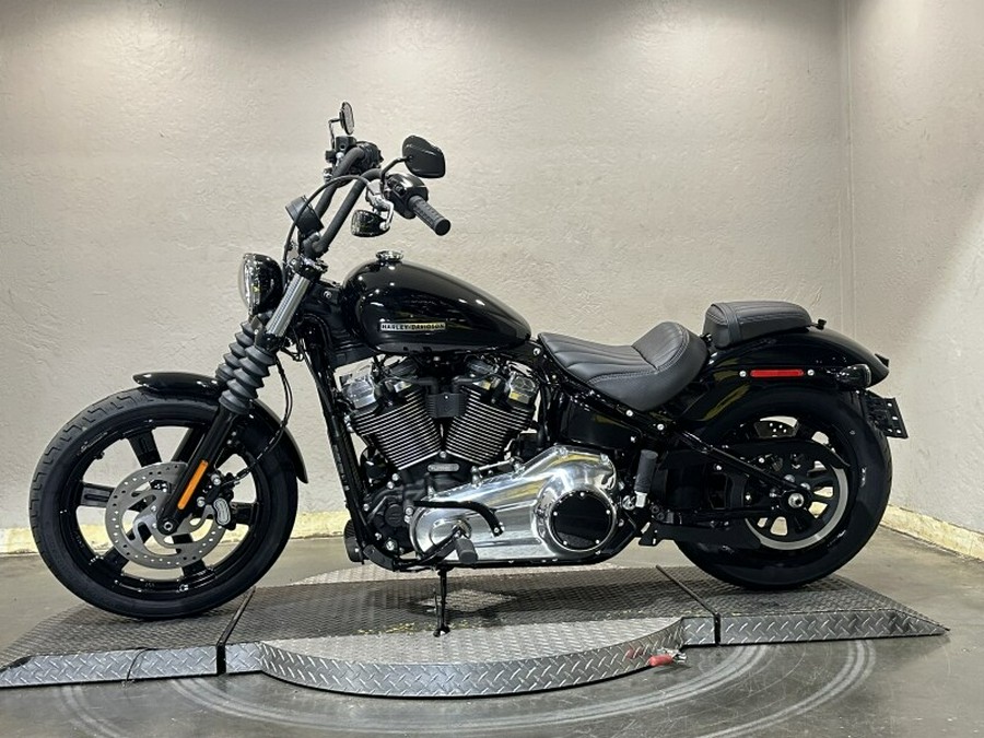 2025 Harley-Davidson® Street Bob® Vivid Black