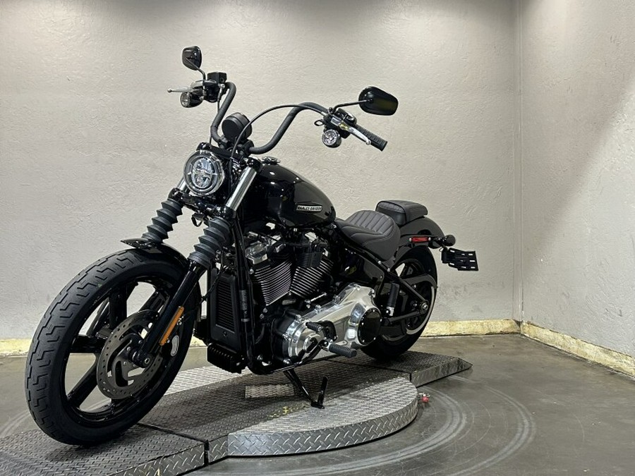 2025 Harley-Davidson® Street Bob® Vivid Black
