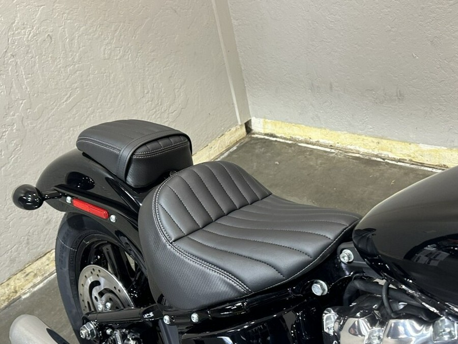2025 Harley-Davidson® Street Bob® Vivid Black