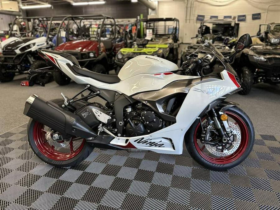 2024 Kawasaki Ninja® ZX™-6R Pearl Robotic White/Metallic Graphite Gray