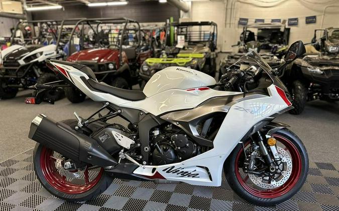 2024 Kawasaki Ninja® ZX™-6R Pearl Robotic White/Metallic Graphite Gray