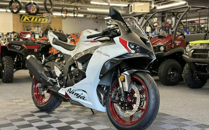 2024 Kawasaki Ninja® ZX™-6R Pearl Robotic White/Metallic Graphite Gray