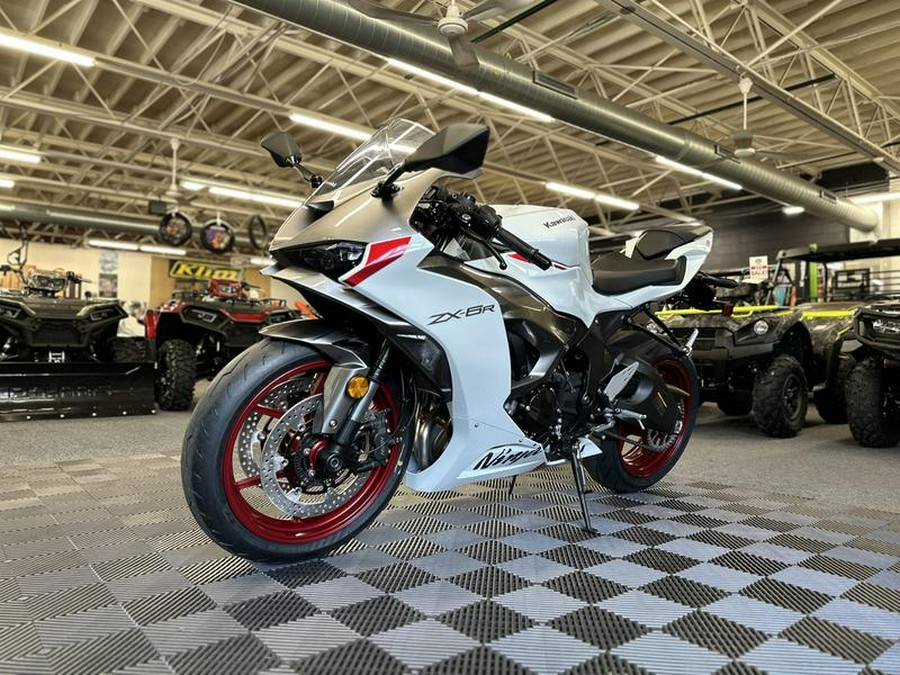 2024 Kawasaki Ninja® ZX™-6R Pearl Robotic White/Metallic Graphite Gray