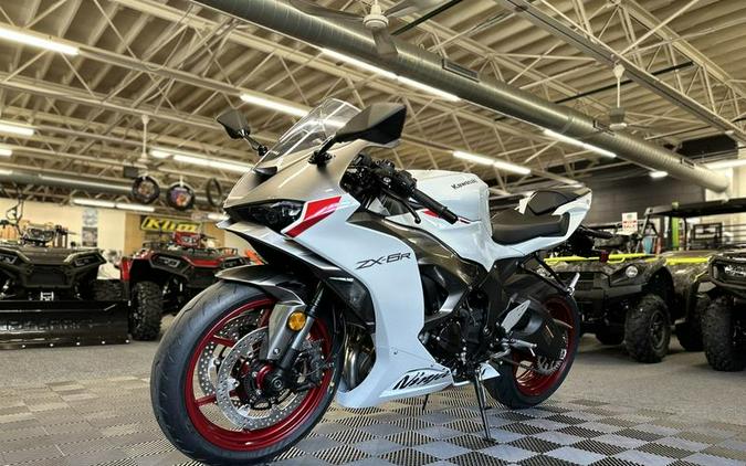 2024 Kawasaki Ninja® ZX™-6R Pearl Robotic White/Metallic Graphite Gray