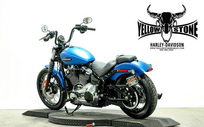 2026 Harley-Davidson® Street Bob® Aurora Blue Denim Chrome Laced Wheels
