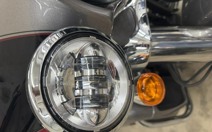 2017 Harley-Davidson® Tri Glide® Ultra FLHTCUTG - 858972