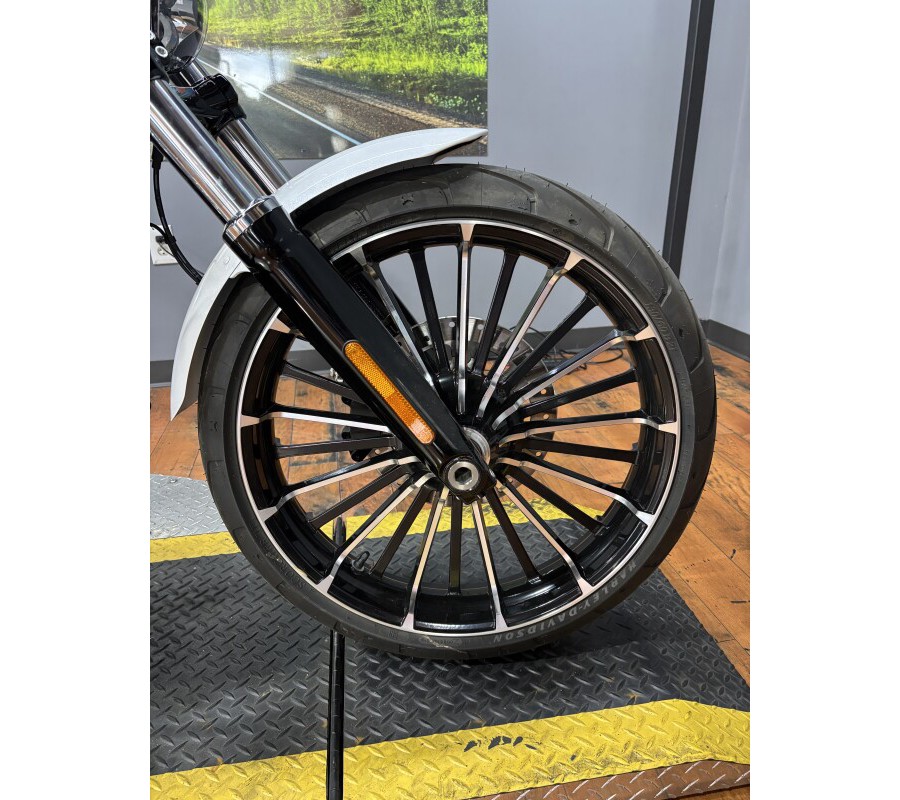 2024 Harley-Davidson® Breakout™ 117 WHITE ONYX PRL CO