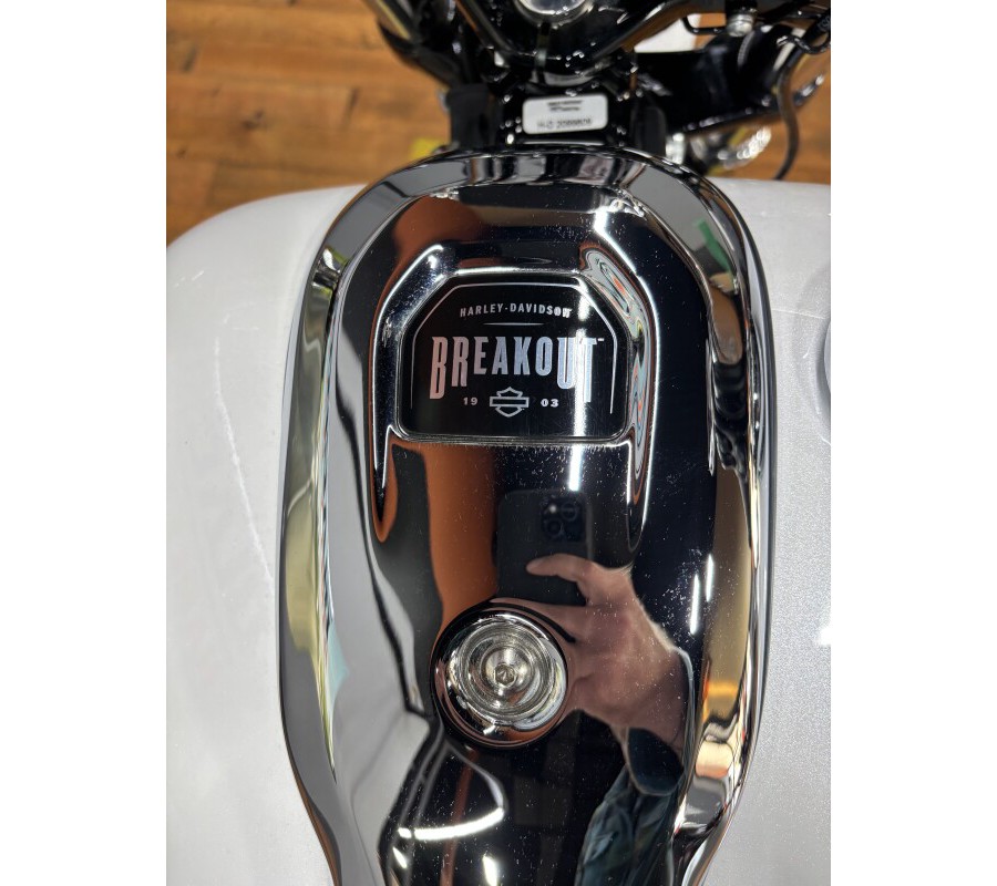 2024 Harley-Davidson® Breakout™ 117 WHITE ONYX PRL CO
